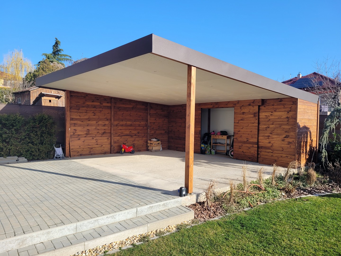 egyedi kocsibeálló családi tárolóval Deluxe Building