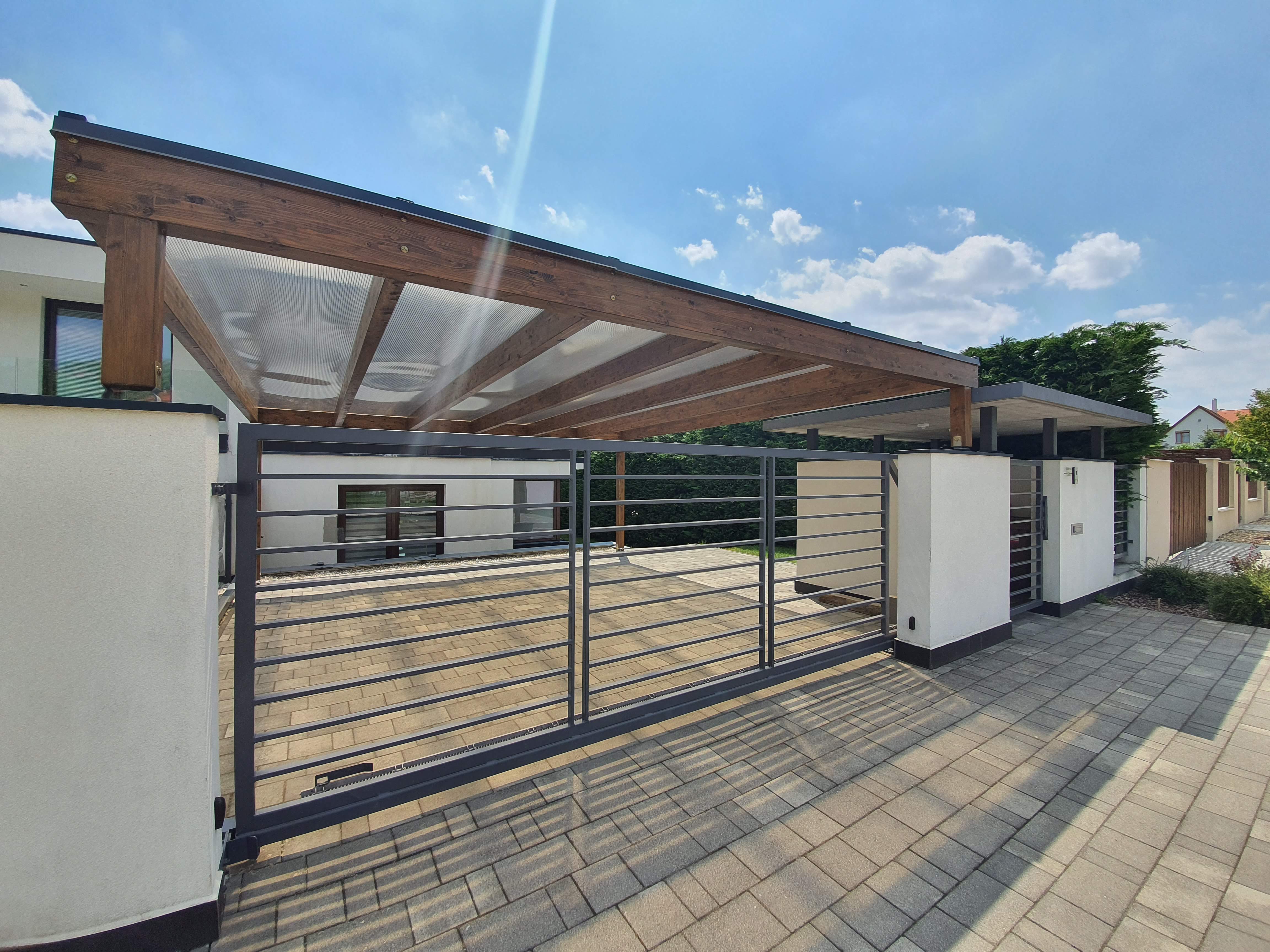 ragasztott fa szerkezetű polikabonát fedésű kocsibeálló deluxe building