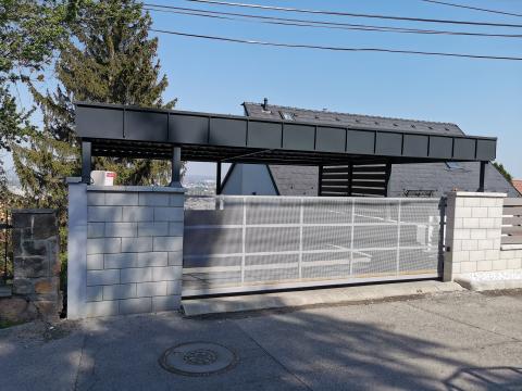 Trapézlemezzel fedett kocsibeálló 