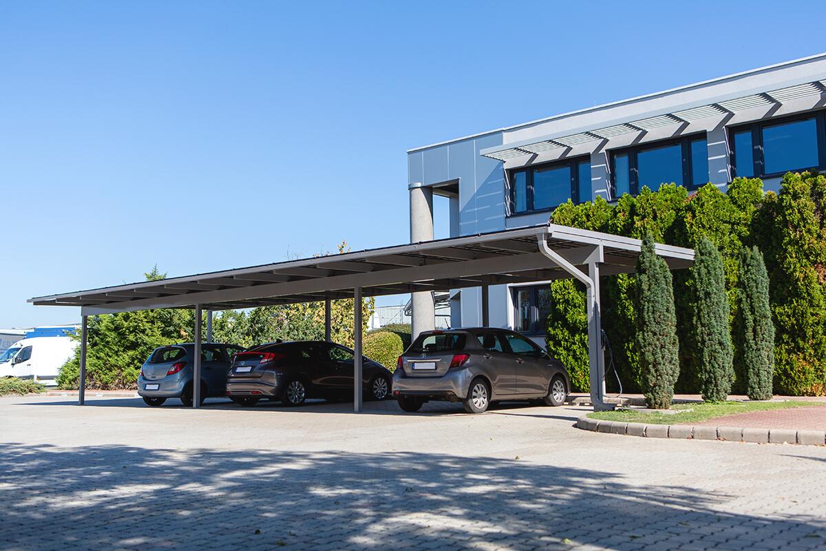 Napelemes fedett parkoló irodaháznál