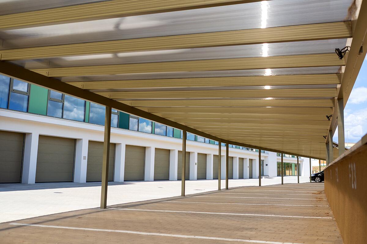 Hosszú, több beállós parkolófedés