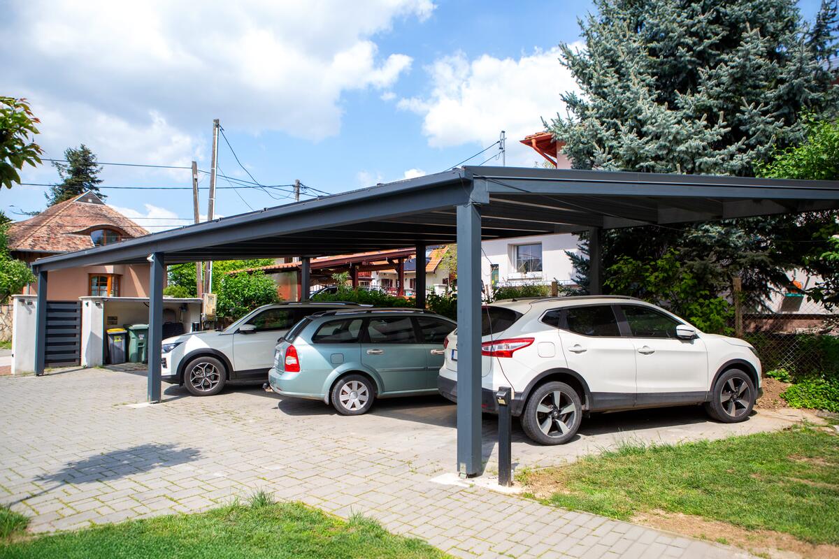 Társasházi fedett parkoló